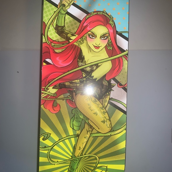 2024 BARBIE SIGNATURE POISON IVY COLLECTOR DOLL BATMAN 85TH ANNIVERSARY HRM51 - Picture 2 of 3